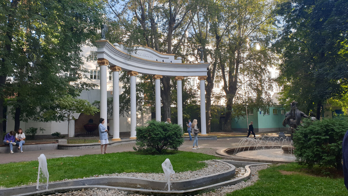 Маленькое зеленое здание в углу (авторское фото, июль 2021г.)