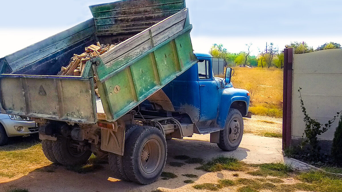 Куб колотых дубовых дров