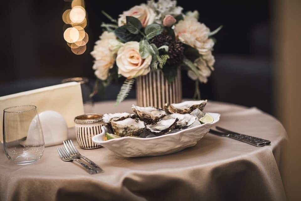 Ресторан «Avenue Braserrie». Хотя Шяуляй и не у моря, но самая лучшая в городе морская кухня – именно здесь. Шеф подойдёт и скажет, что и как.