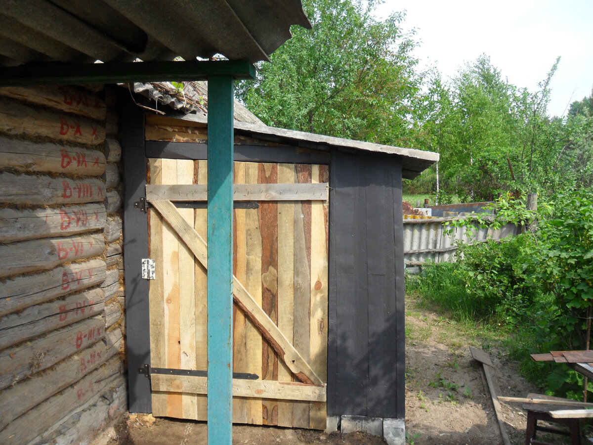 Сухая пристройка к бане для хранения дров