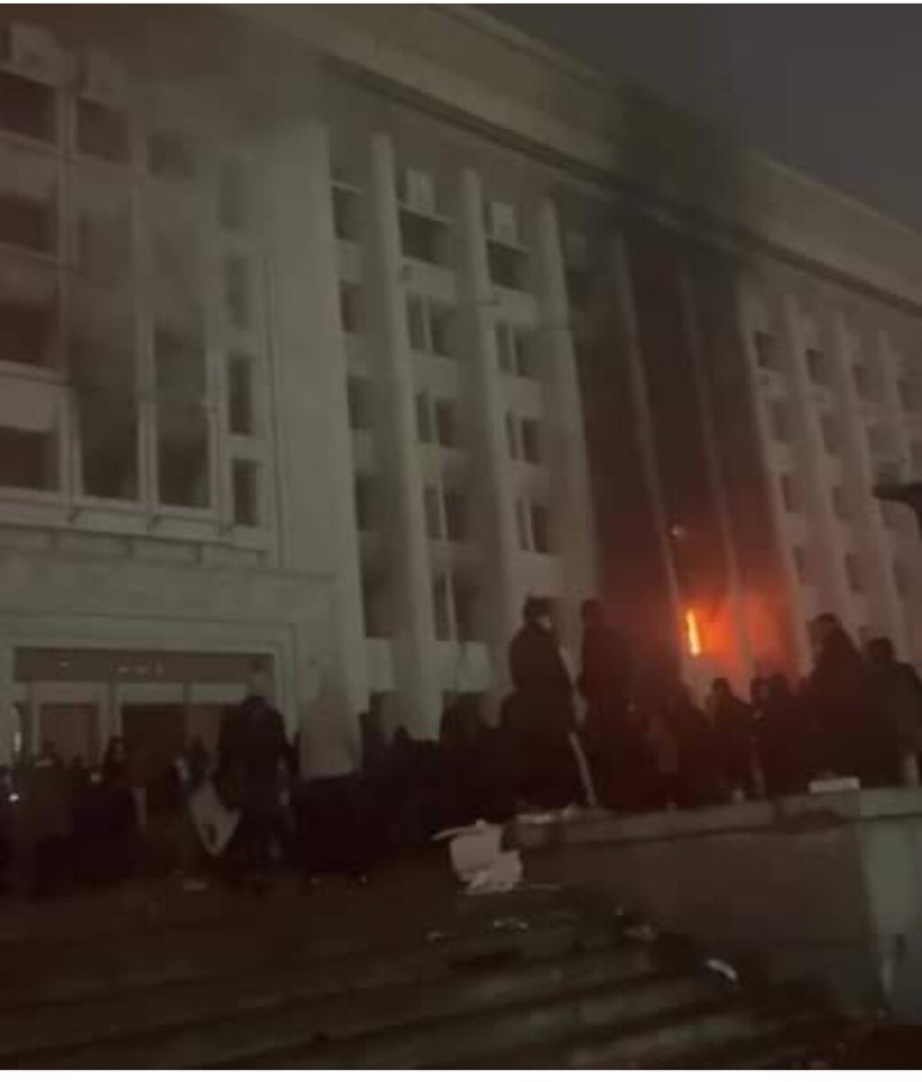 Беспорядки в Алма-Ате, январь 2022. Скриншот видео на странице группы "Настоящее время" в соцсети Facebook 