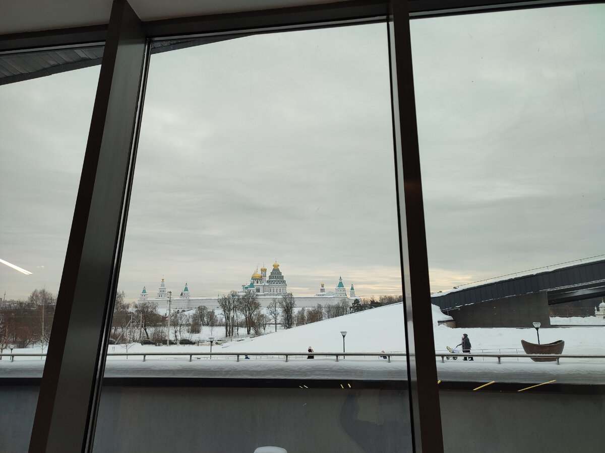 Монастырь виден из окна музея.