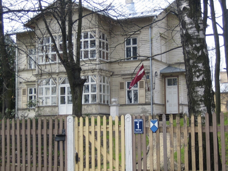
Дом, где провел детство Цандер, фото Smig/Wikipedia

Фридрих Артурович Цандер родился 23 (11 по старому стилю) августа 1887 года в Риге в семье интеллигенции. Отец был выходцем из купеческой семьи и работал врачом, мать происходила из семьи музыканта. Фридрих был четвертым ребенком. Когда ему было два года, мать умерла при родах. Отец женился во второй раз, но активно участвовал в воспитании детей. Цандер писал в автобиографии: