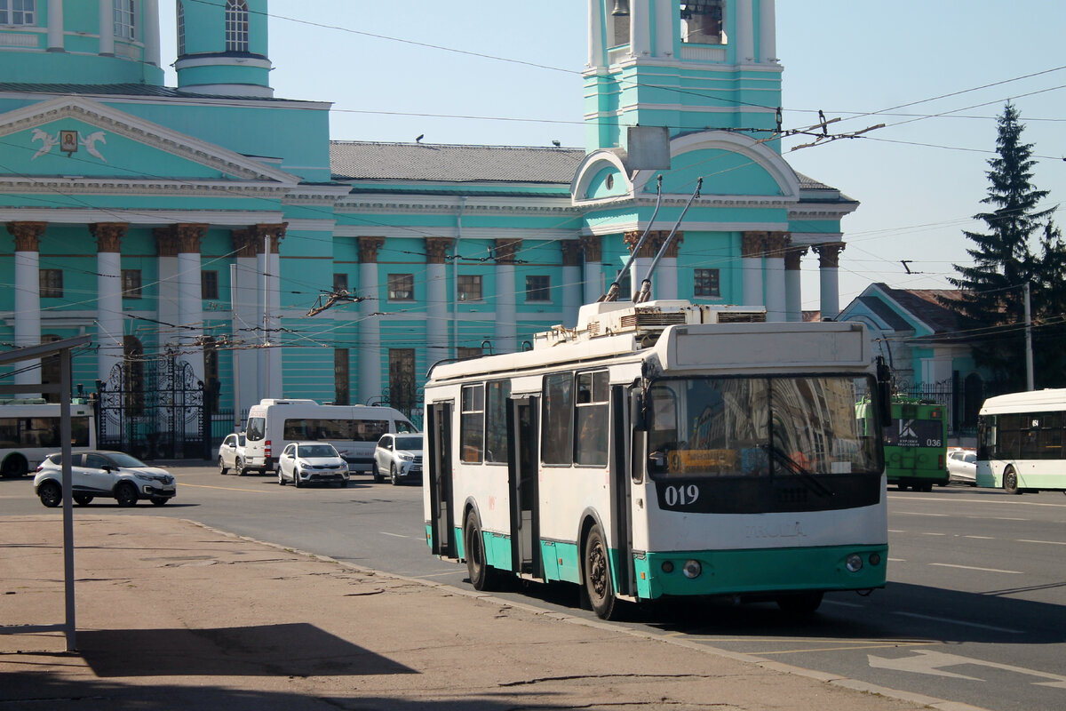 Красная пл., троллейбус ЗиУ-682Г-016.04, маршрут № 9