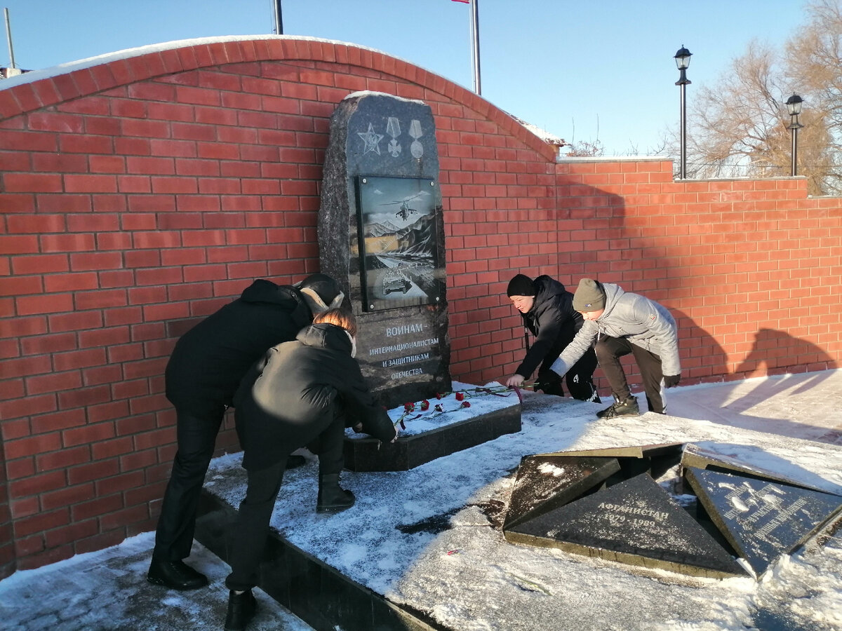 Возложение цветов к памятнику воинам-интернационалистам. Фото из личного архива.