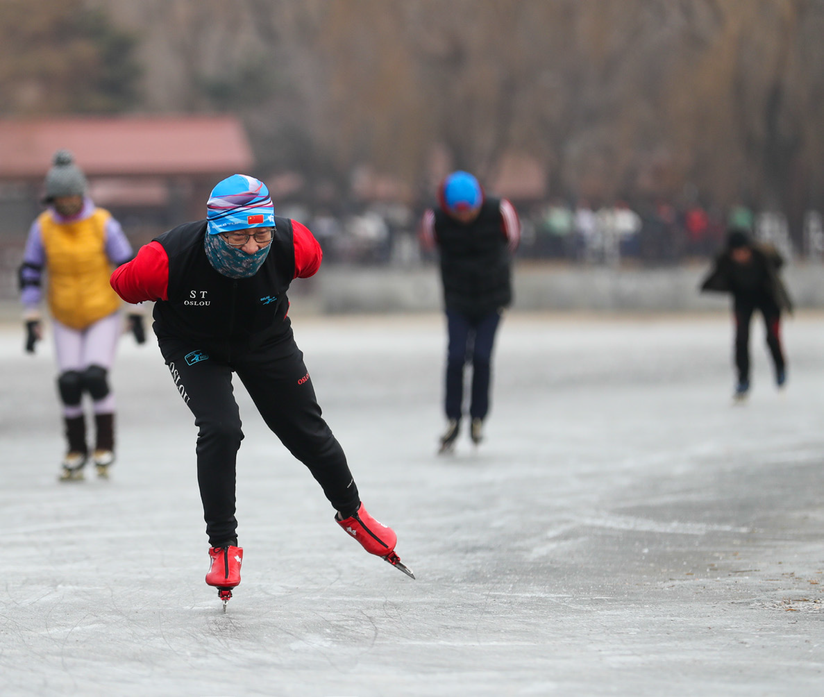 Люди выходят на каток в любую погоду. Новости Китая