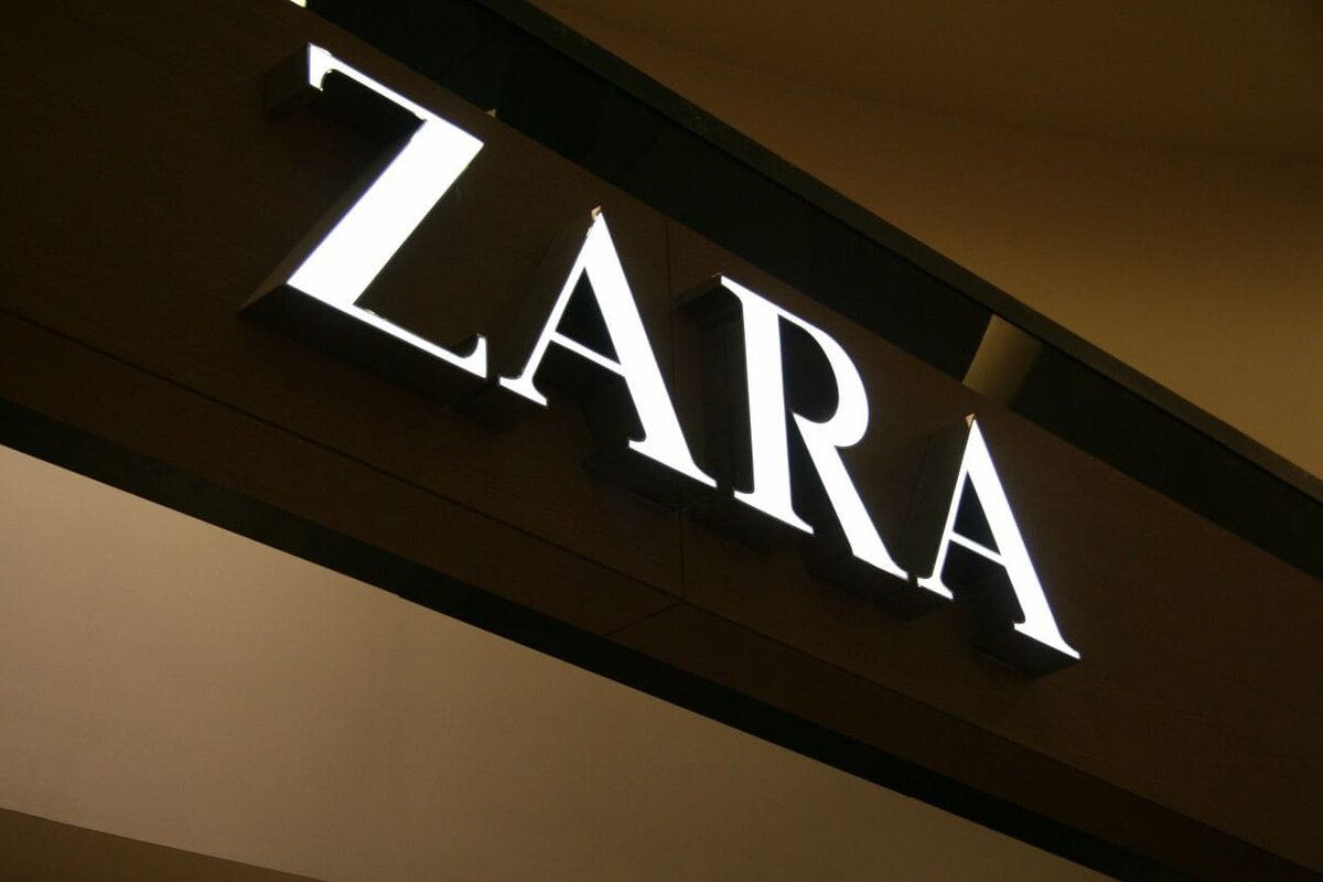 Световая вывеска Zara