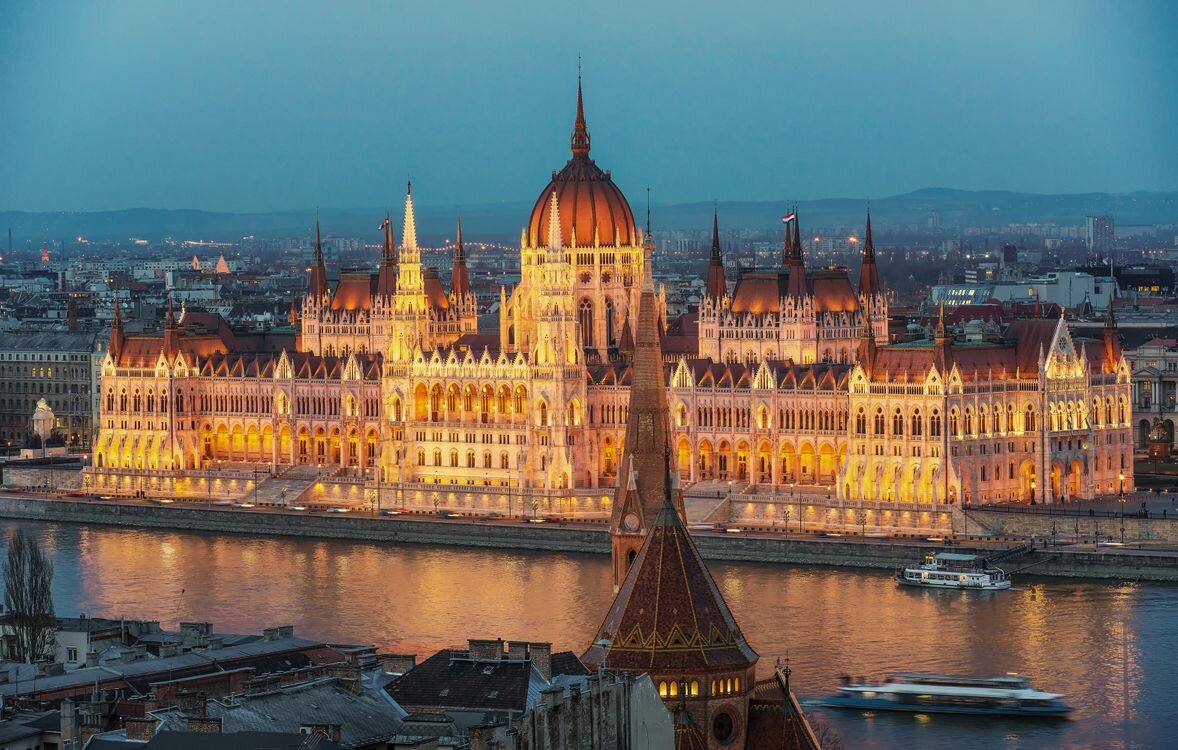 Hungary что за страна. Здание венгерского парламента Будапешт. Здание парламента Венгрии (Будапешт, Венгрия). Парламентский дворец в Будапеште. Здание венгерского парламента (г. Будапешт) Эстетика.