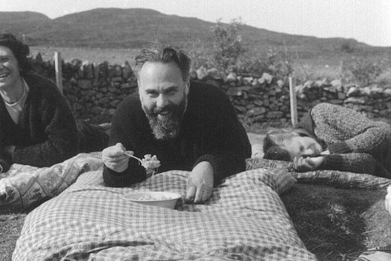 Вы только посмотрите, до чего же расчудесное фото митрополита Антония Сурожского я нашла. Это он в молодости. Что-то ест на природе. Смеется. У нас ведь Светлая Седмица, радоваться надо еще сильнее) Итак, воспряньте, кто вдруг пал духом,  и радуйтесь! 