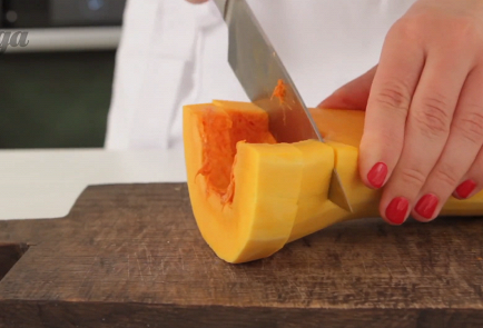 2)Очистить тыкву, удалить семена. Нарезать мякоть кубиками. Положить в кастрюлю с толстым дном или сотейник, добавить немного воды и тушить до мягкости и полного испарения жидкости. Блендером измельчить мякоть в однородную массу. Для пущей нежности получившееся пюре можно протереть через сито.