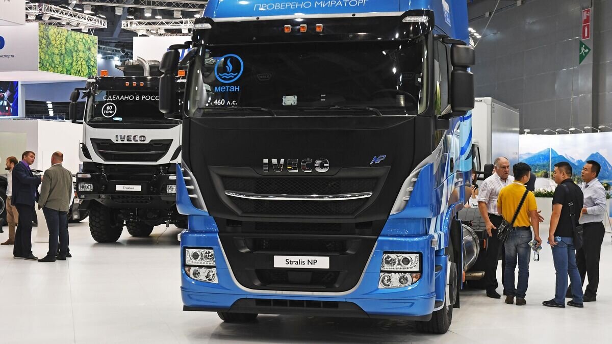   Посетители у автомобилей IVECO на международной выставке коммерческого автотранспорта Comtrans 2019 в Москве© РИА Новости / Илья Питалев