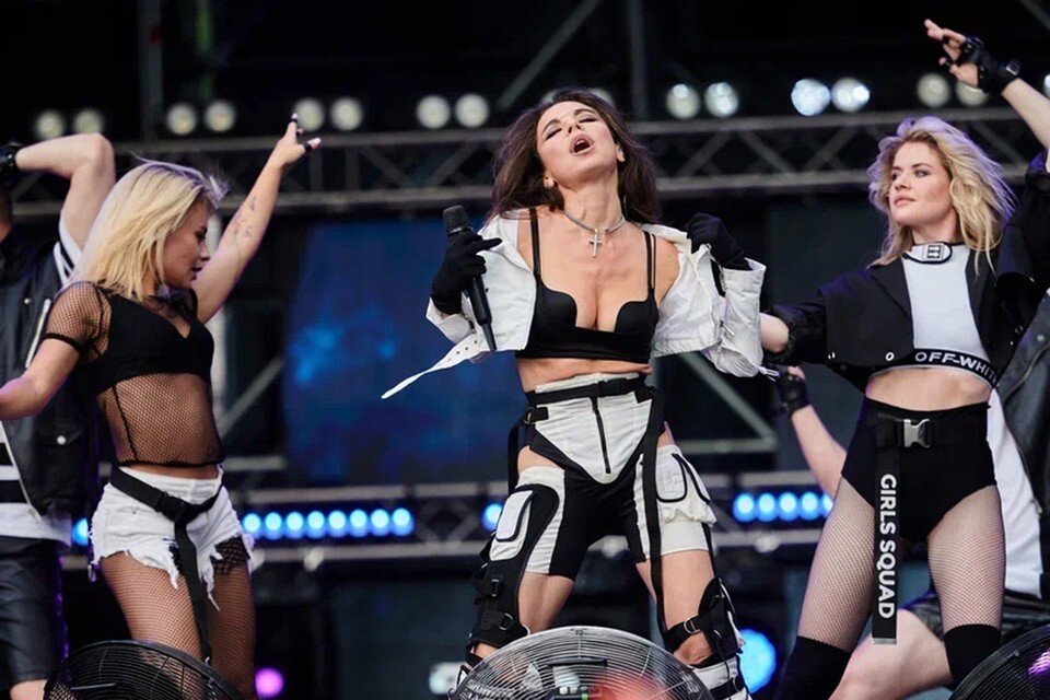     Анна Плетнёва шокировала смелым нарядом.