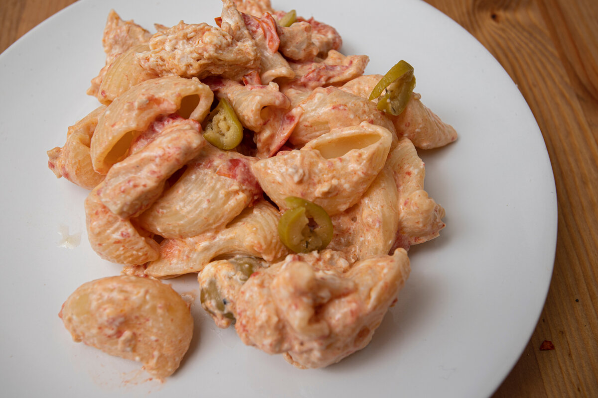 Макароны с фетой, томатами черри и курицей.