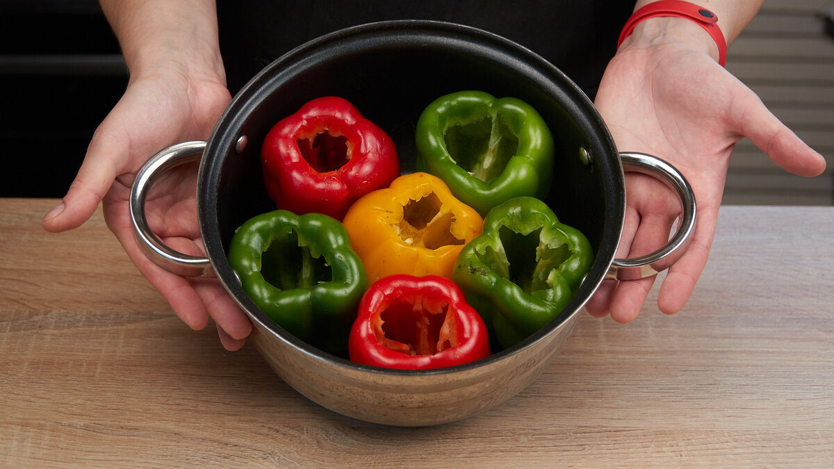 Можно использовать перцы сладкие цветные или сезонные грунтовые - зависит только от ваших эстетических предпочтений.