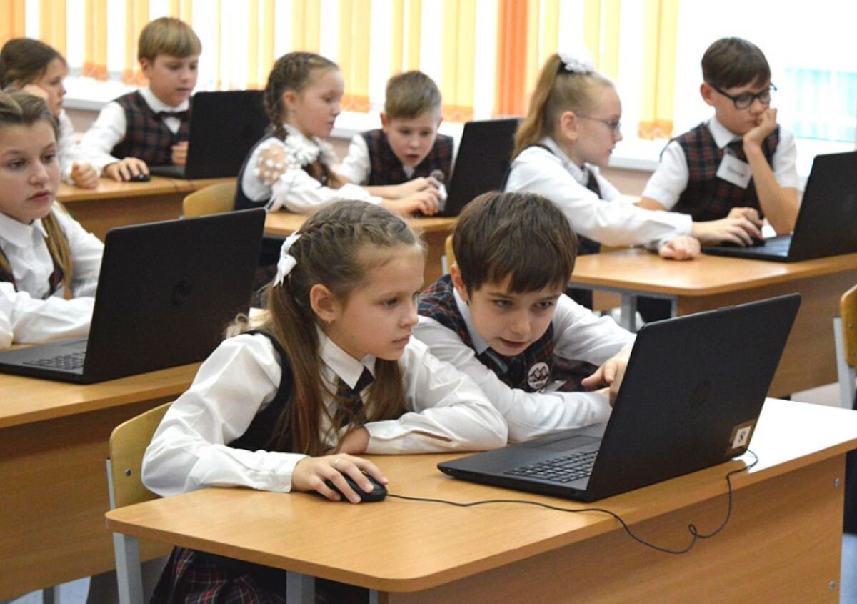 Что можно получить в школе. Компьютер в школе. Ноутбук "школа". ПК В школе. Ученицы 1 класса.