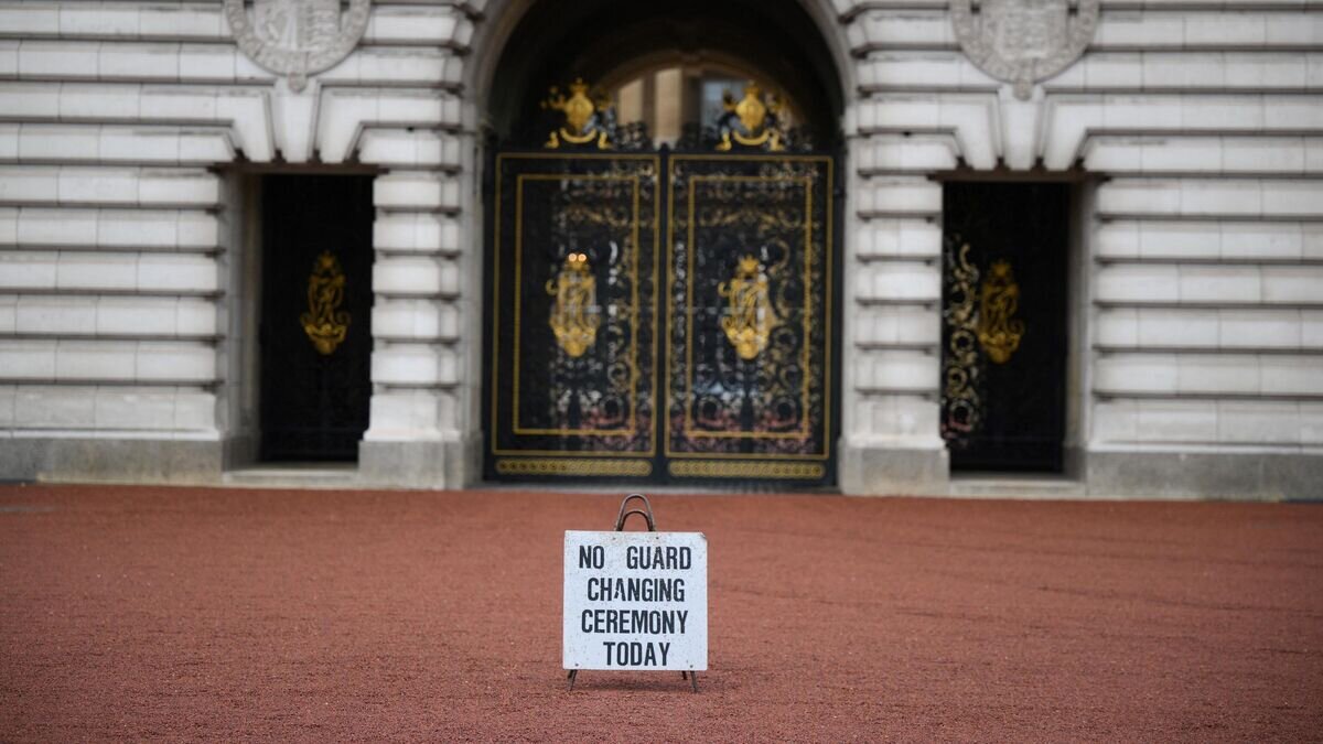    Табличка, сообщающая об отмене смены караула, во дворе Букингемского дворца в центре Лондона© AFP 2022 / Daniel Leal