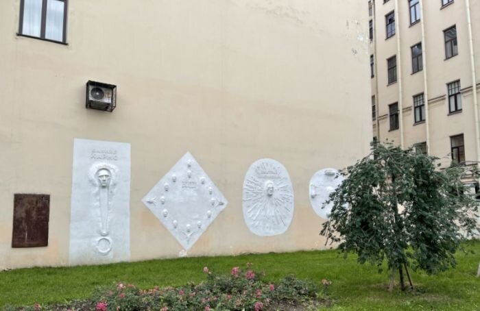    Стена времени" в сквере Андрея Петрова/Анастасия Недорубко