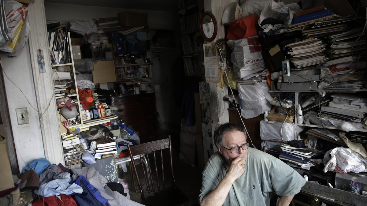 Синдром плюшкина симптомы. Собирает барахло. Патологическое собирательство. Хардинг накопительство. Собирает барахло.