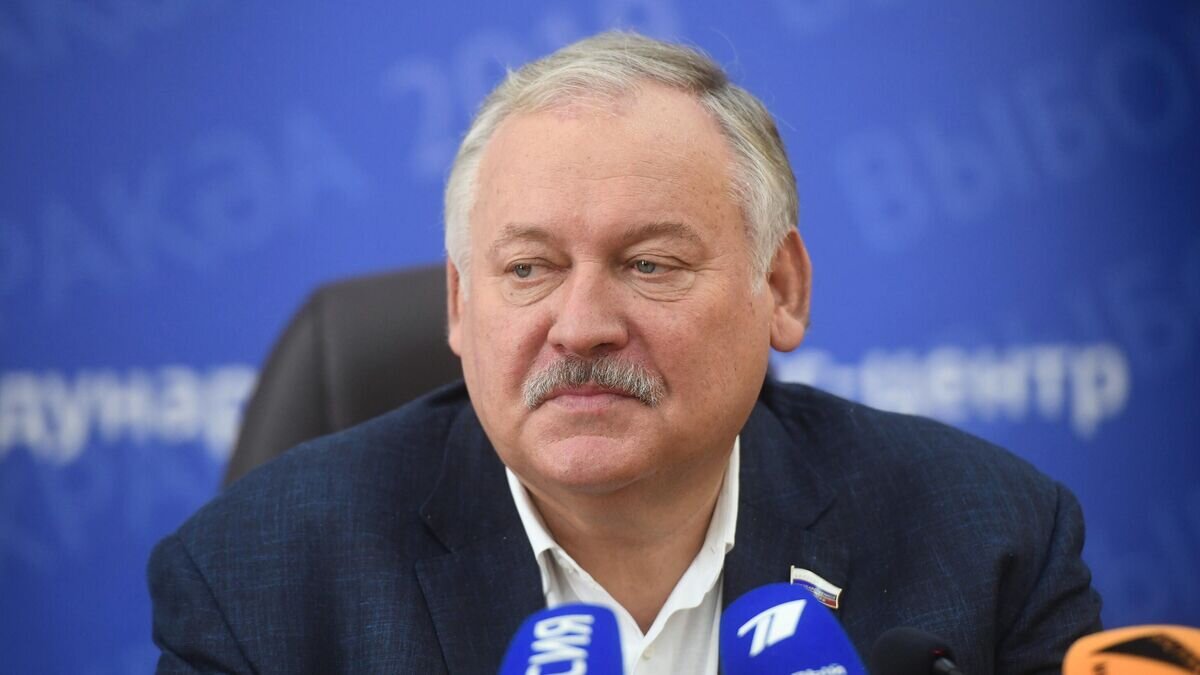    Председатель комитета Госдумы РФ по делам СНГ, евразийской интеграции и связям с соотечественниками Константин Затулин на пресс-конференции, посвященной выборам президента Абхазии, в международном пресс-центре ЦИК Абхазии© РИА Новости / Илья Питалев