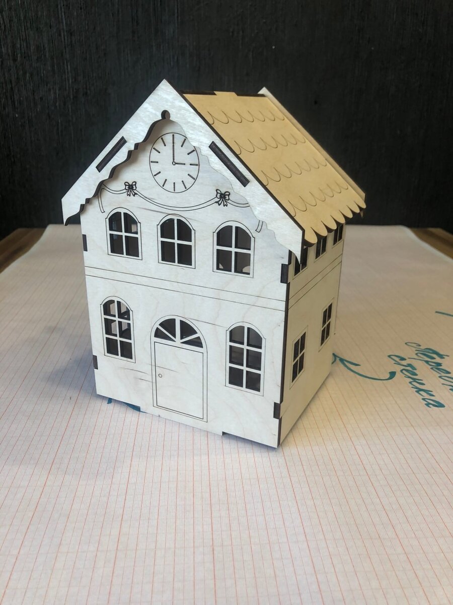 Домик справа с одетой крышей