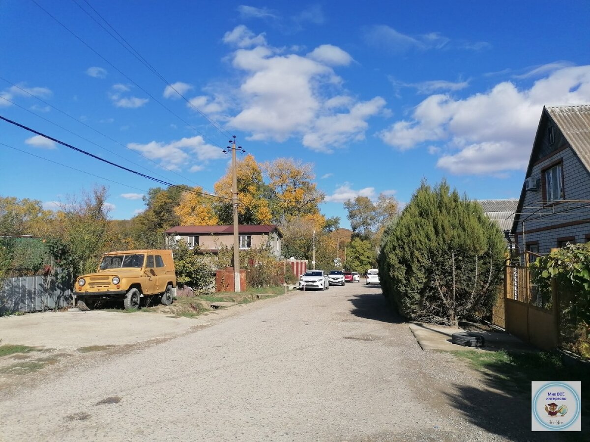 Дорога от автобусной остановки в сторону озера. 