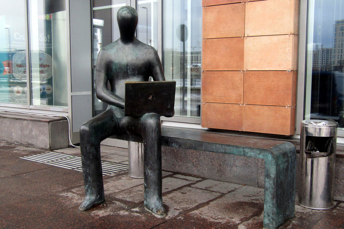 Памятник менеджеру с ноутбуком