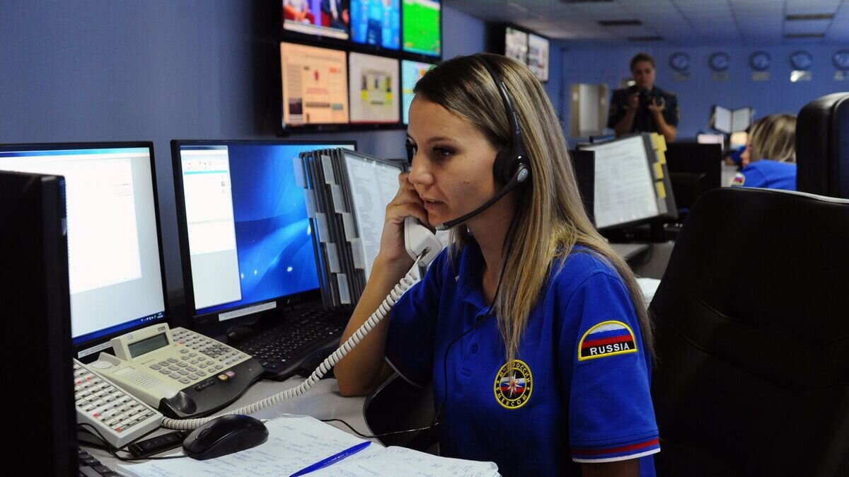    Сотрудница службы оперативного обеспечения диспетчерской связи Центра Управления в кризисных ситуациях Главного Управления МЧС России по Тамбовской области© РИА Новости / Алексей Сухоруков
