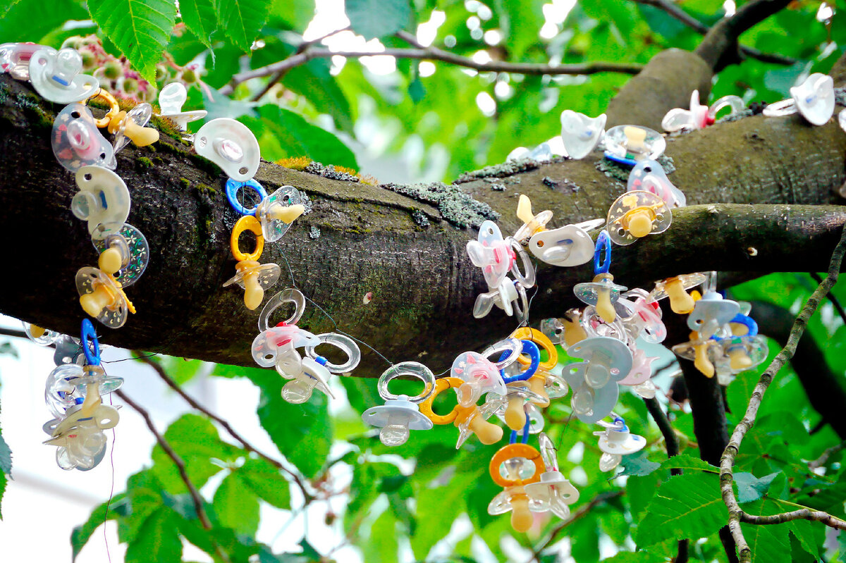     Эта европейская традиция с детскими пустышками пугает иностранцев