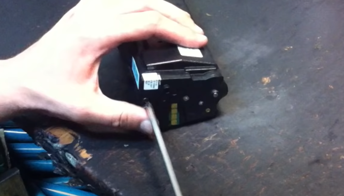 Фото 4. Выкручиваем винты с одной стороны