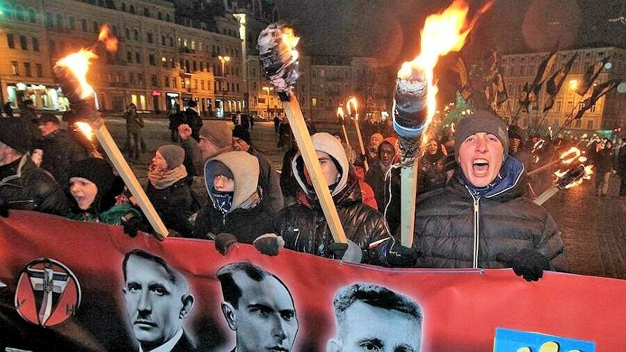 Факельные шествия фашиствующих националистов по городам Украины.