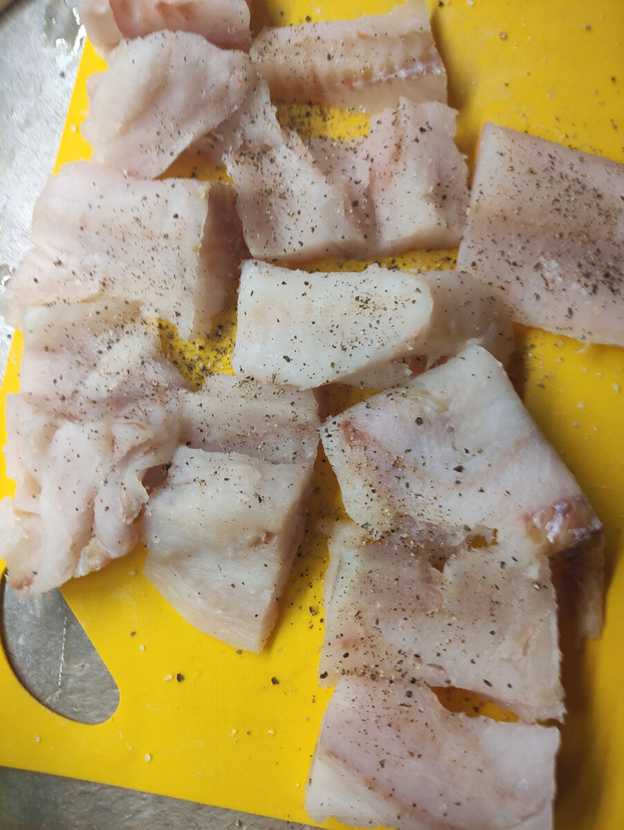 Куски рыбы солим, перчим.