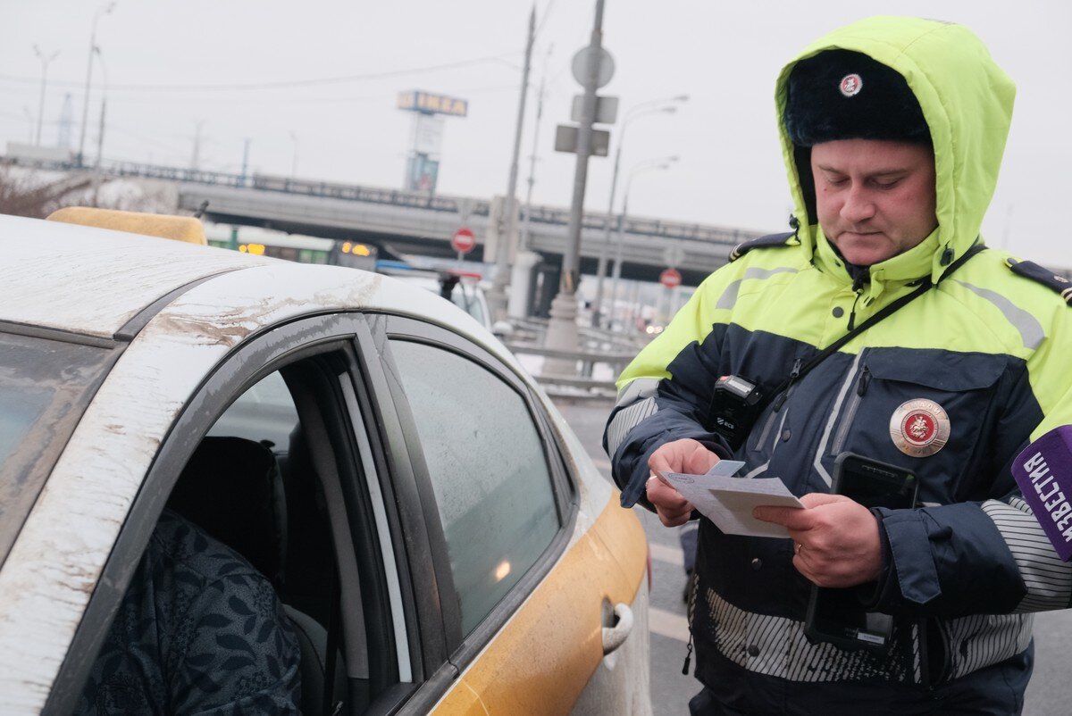 Московский транспорт штрафы. Таксист и пассажир. Сотрудник Мади зима. Неоплаченные штрафы. Штрафы за нарушение скоростного режима 2022.