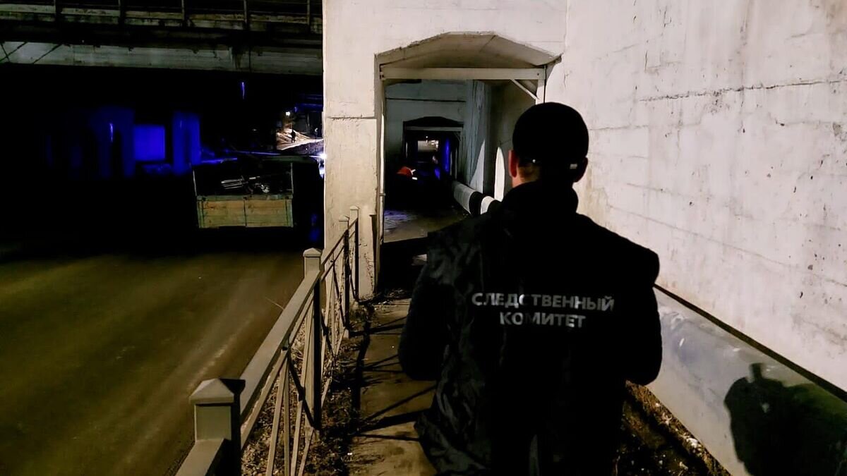    Сотрудник правоохранительных органов на месте обрушения части железнодорожного моста в Орске© Фото : Центральное межрегиональное следственное управление на транспорте СК РФ