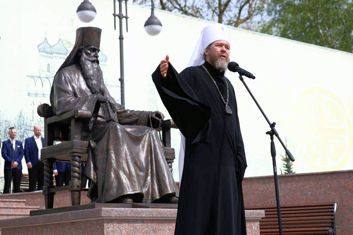 Митрополит Псковский и Порховский Тихон (Шевкунов) выступает на открытии памятника мтпл. Питириму в Волоколамске.
