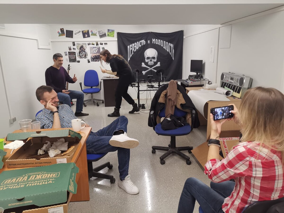 Была у нас тут в подвале фотосессия (у нас же скоро альбом выходит), и традиционное поедание пиццы. Мелкий не влез в кадр, пьёт чай на диване 