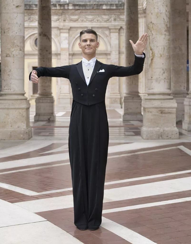 Вот так поставлю трёх дяденек, пусть стоят красивый. И как начну прыгать вокруг них, вот они поржут🤣🤣🤣