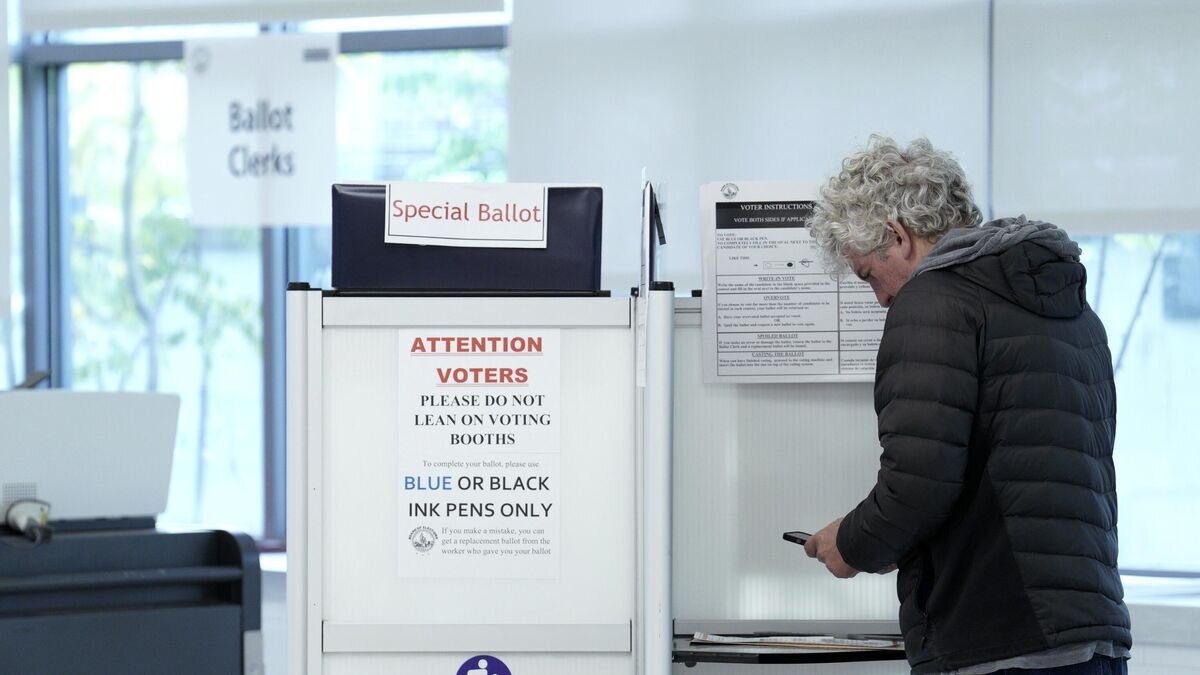    Избиратель во время голосования на выборах в Конгресс США в одном из избирательных участков в Вашингтоне© РИА Новости / Стрингер