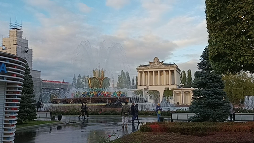 Фонтан, клумбы, павильоны на территории ВДНХ в г. Москве