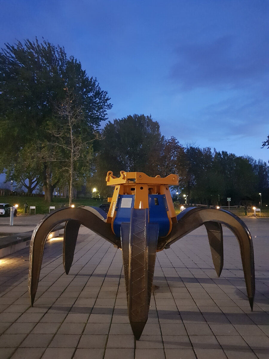 Правда, похож на большого паука? 