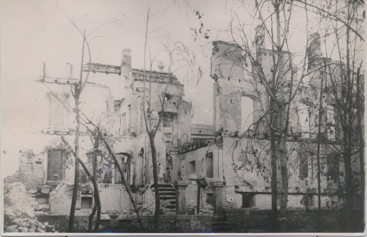 Развалины театра Хандамиряна после армянских погромов 1905 года в Шуши