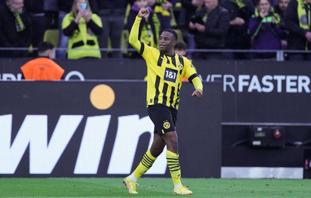    Нападающий дортмундской "Боруссии" Юссуфа Мукоко  EPA-EFE/FRIEDEMANN VOGEL