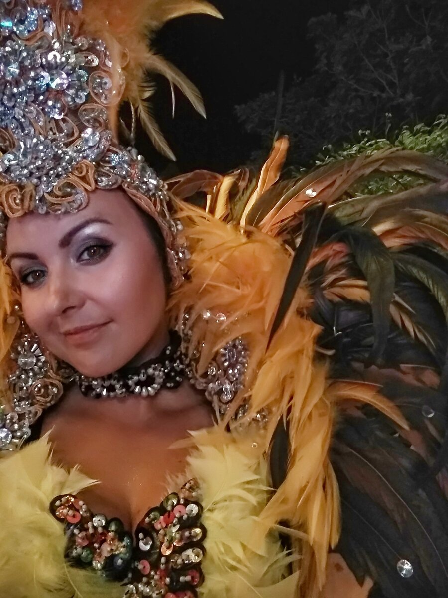 Это я в костюме Сердючки встречаю гостей казино в столице Гоа