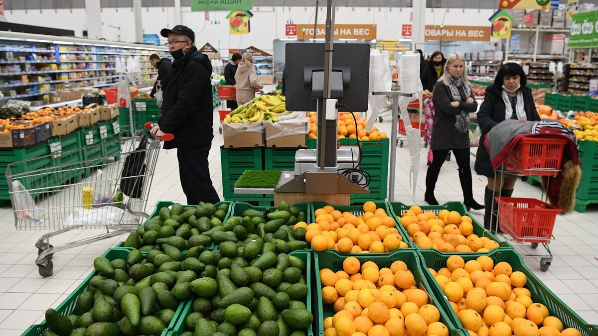    Покупатели в гипермаркете "Ашан"© РИА Новости . Александр Кряжев