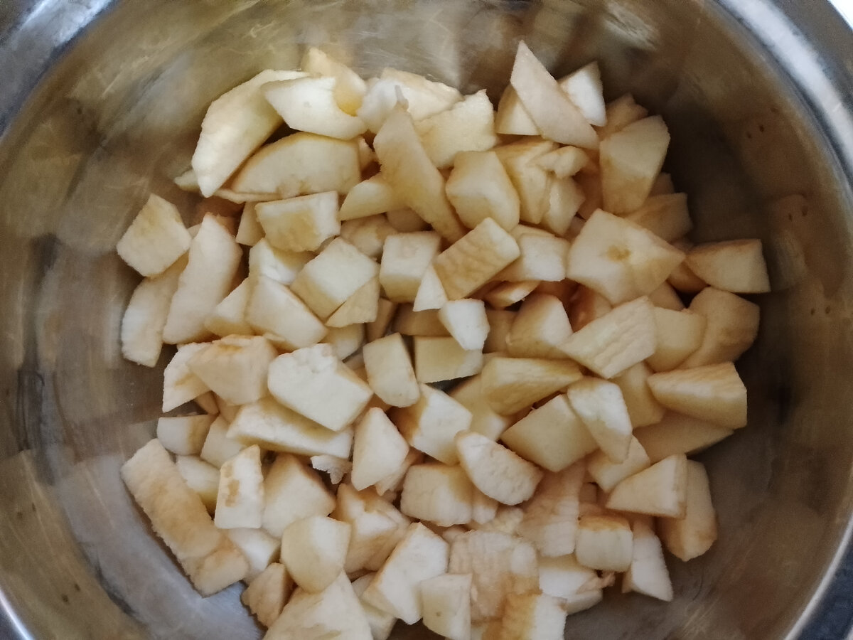 Яблоки порезаны на кусочки.