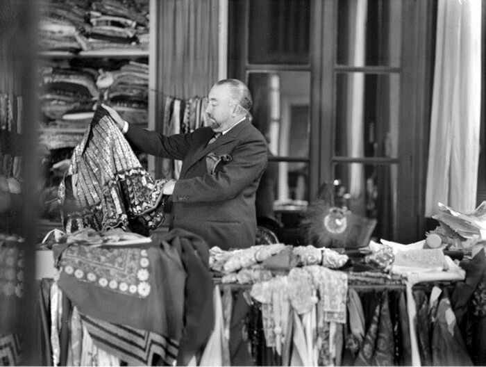 Поль Пуаре в своей мастерской.