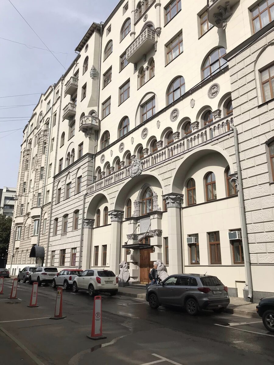 "Дом со львами"