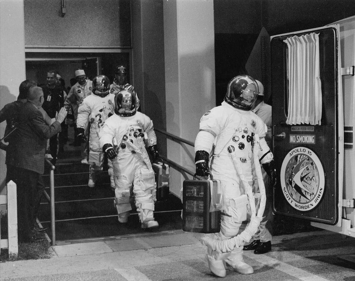 Астронавты миссии «Аполлон-15» следуют на стартовую площадку. Из открытых источников.