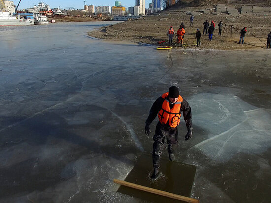     В Хабаровске прошла тренировка по спасению человека, провалившегося под лед ФОТО: мэрия Хабаровска