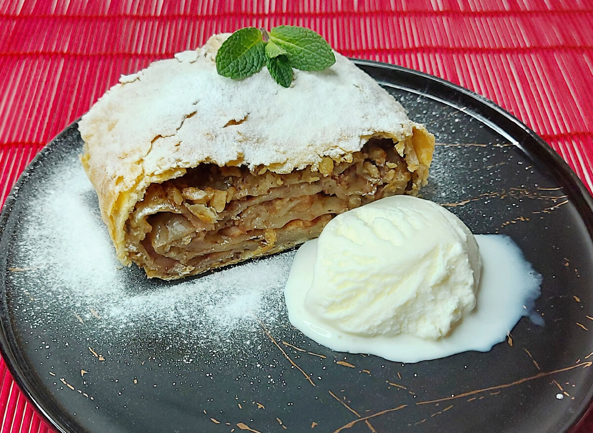 Яблочный штрудель в разрезе