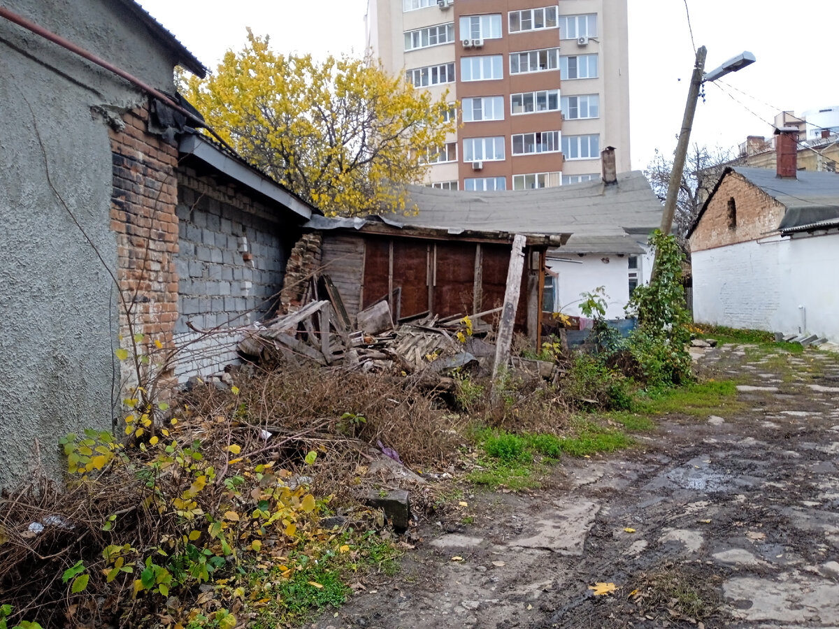 Дорога во двор выложена булыжником